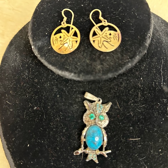 Cat Flower Signed Cut Out Gold Tone Fish Hook Earrings VTG Owl Silver Pendant - Picture 1 of 9